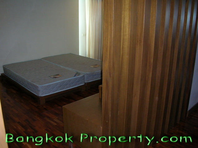 Sukhumvit.  3 Bedrooms Condo / Apartment For Rent. 250sqm (id:702)