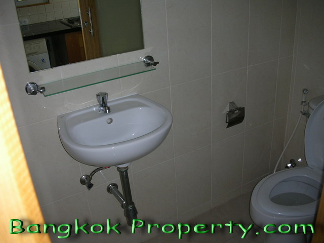Sukhumvit.  1 Bedroom Condo / Apartment For Rent. 60sqm (id:720)