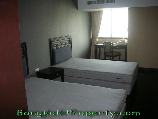Sukhumvit.  3 Bedrooms Condo / Apartment For Rent. 135sqm (id:73)