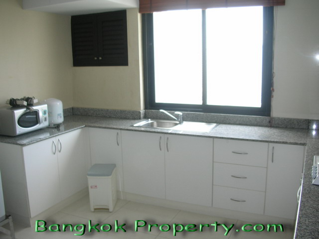 Sukhumvit.  3 Bedrooms Condo / Apartment For Rent. 135sqm (id:73)