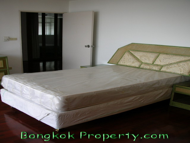 Sukhumvit.  3 Bedrooms Condo / Apartment To Buy. 290sqm (id:615)