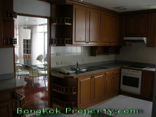 Sukhumvit.  3 Bedrooms Condo / Apartment To Buy. 290sqm (id:615)