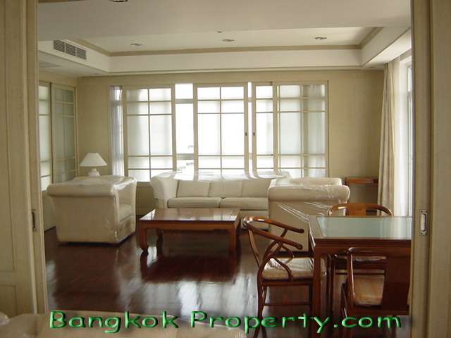 Sukhumvit.  4 Bedrooms Condo / Apartment For Rent. 483sqm (id:619)