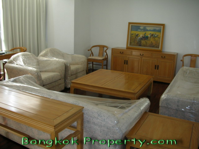 Sukhumvit.  4 Bedrooms Condo / Apartment For Rent. 498sqm (id:618)