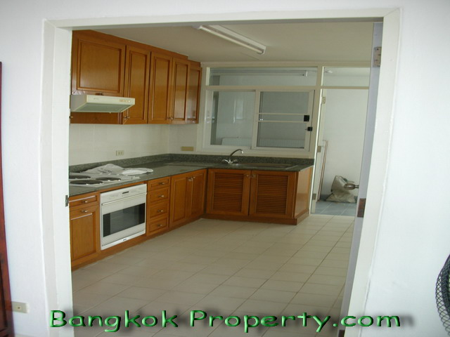 Sukhumvit.  4 Bedrooms Condo / Apartment For Rent. 498sqm (id:618)
