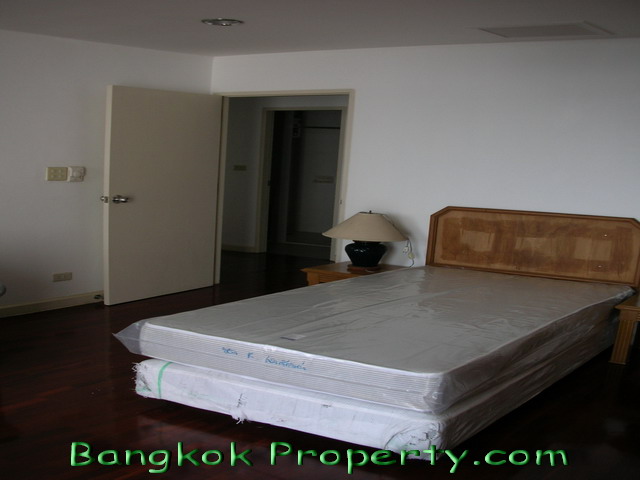 Sukhumvit.  4 Bedrooms Condo / Apartment For Rent. 422sqm (id:620)