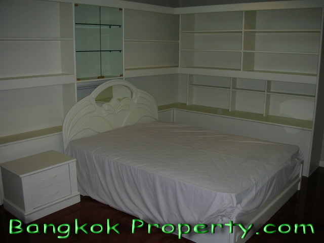 Sukhumvit.  4 Bedrooms Condo / Apartment For Rent. 367sqm (id:659)