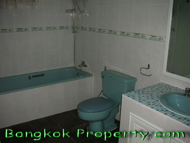Sukhumvit.  4 Bedrooms Condo / Apartment For Rent. 367sqm (id:659)