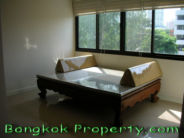 Sukhumvit.  3 Bedrooms Condo / Apartment For Rent. 303sqm (id:632)