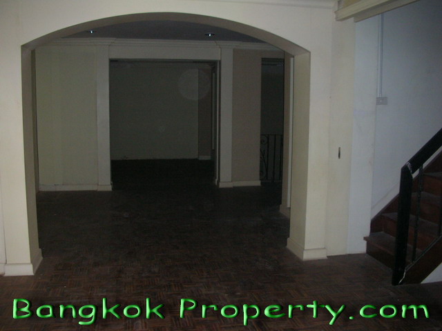 Sukhumvit.  4 Bedrooms Condo / Apartment For Rent. 124sqm (id:786)