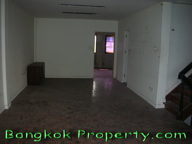 Sukhumvit.  4 Bedrooms Condo / Apartment For Rent. 124sqm (id:786)