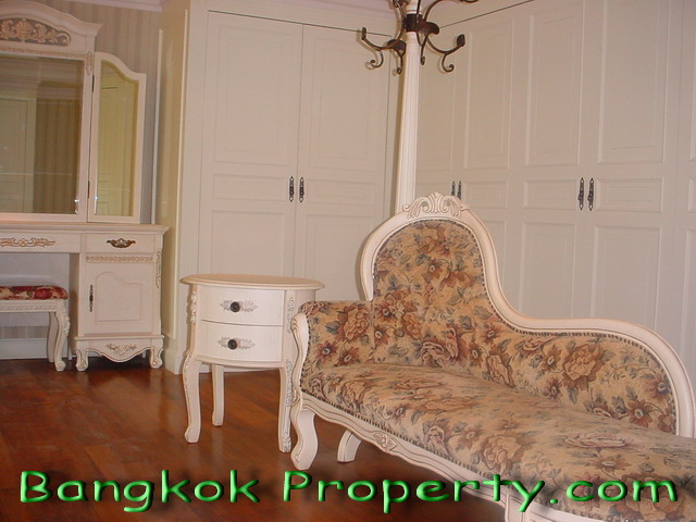 Sukhumvit.  4 Bedrooms Condo / Apartment For Rent. 449sqm (id:600)