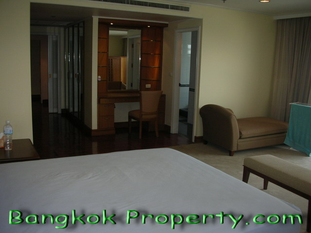 Sukhumvit.  3 Bedrooms Condo / Apartment For Rent. 315sqm (id:782)