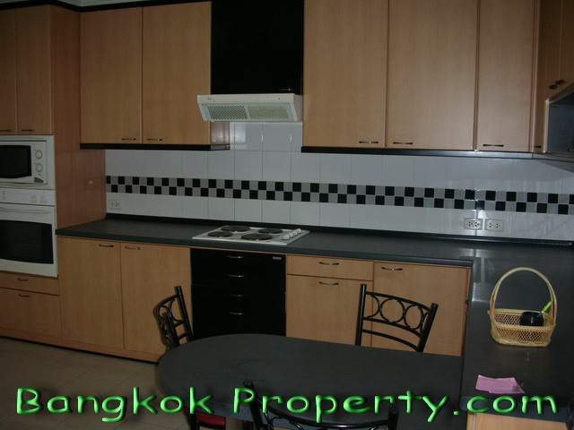 Sukhumvit.  3 Bedrooms Condo / Apartment For Rent. 315sqm (id:780)