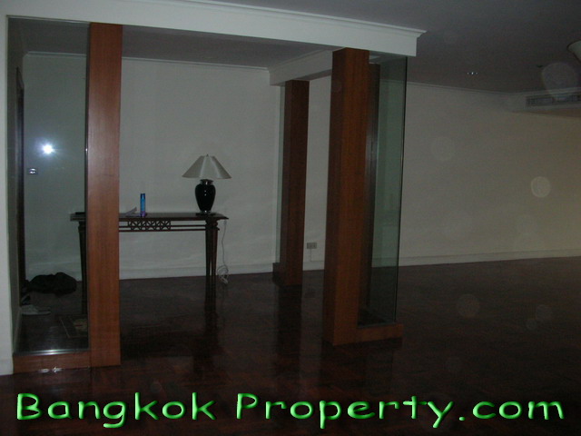 Sukhumvit.  3 Bedrooms Condo / Apartment For Rent. 315sqm (id:780)