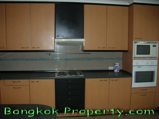Sukhumvit.  3 Bedrooms Condo / Apartment For Rent. 315sqm (id:781)