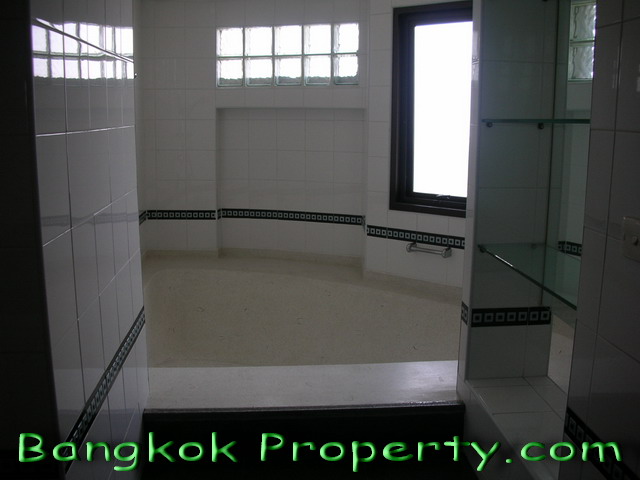 Sukhumvit.  3 Bedrooms Condo / Apartment For Rent. 315sqm (id:781)