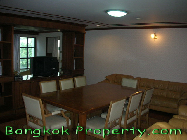 Sukhumvit.  3 Bedrooms Condo / Apartment For Rent. 160sqm (id:776)