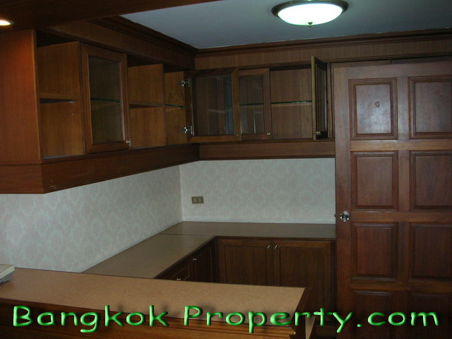 Sukhumvit.  3 Bedrooms Condo / Apartment For Rent. 160sqm (id:776)