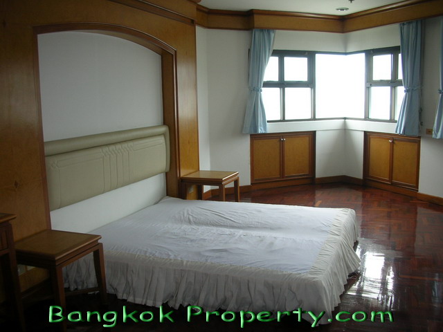Sukhumvit.  4 Bedrooms Condo / Apartment For Rent. 500sqm (id:81)