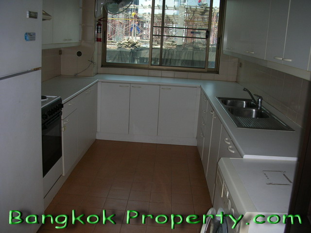 Sukhumvit.  3 Bedrooms Condo / Apartment For Rent. 160sqm (id:777)
