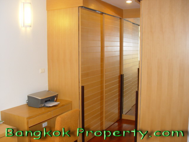 Sukhumvit.  2 Bedrooms Condo / Apartment For Rent. 100sqm (id:790)