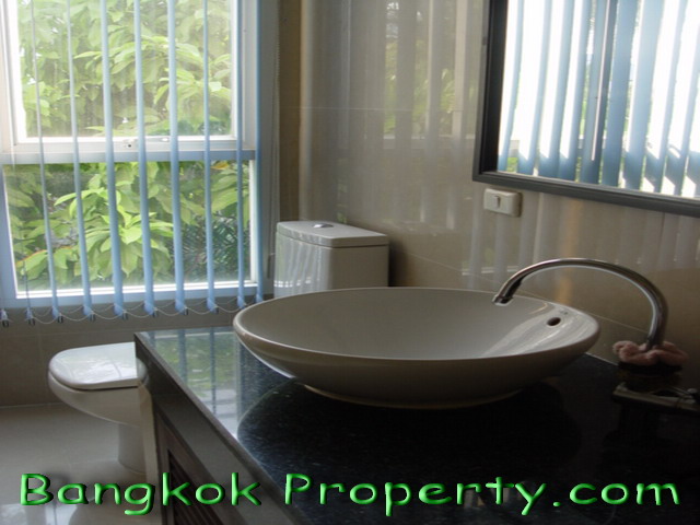 Sukhumvit.  2 Bedrooms Condo / Apartment For Rent. 100sqm (id:790)