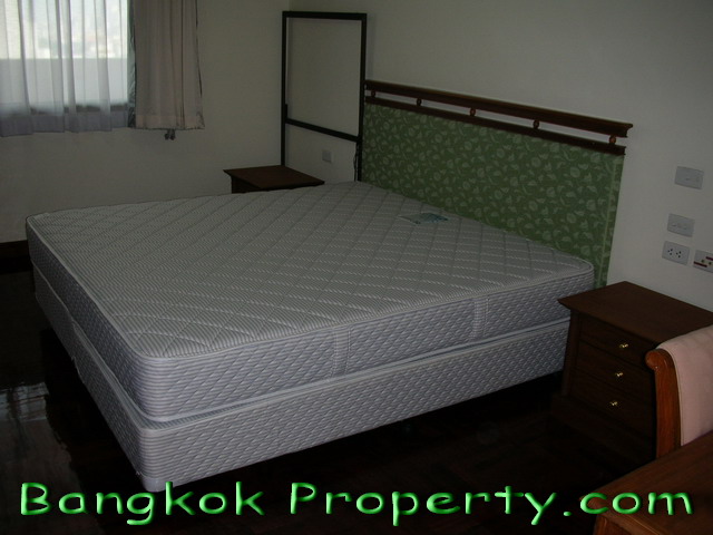 Sukhumvit.  4 Bedrooms Condo / Apartment For Rent. 450sqm (id:800)