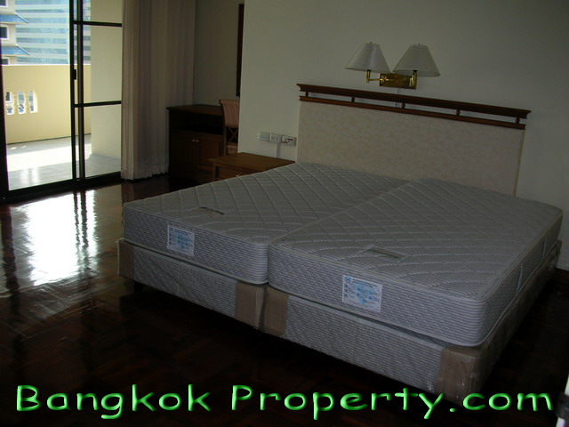 Sukhumvit.  4 Bedrooms Condo / Apartment For Rent. 450sqm (id:800)