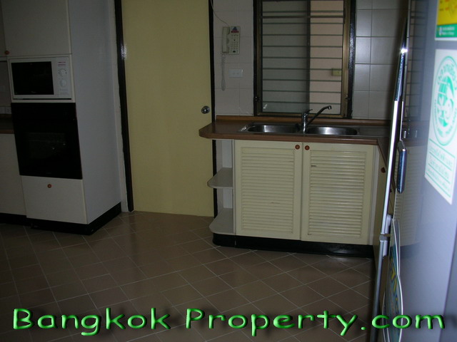 Sukhumvit.  3 Bedrooms Condo / Apartment For Rent. 270sqm (id:801)