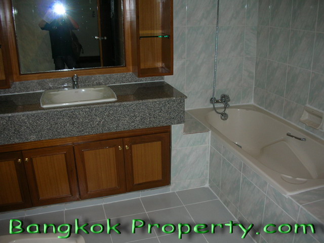 Sukhumvit.  3 Bedrooms Condo / Apartment For Rent. 270sqm (id:801)