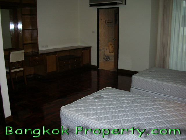 Sukhumvit.  3 Bedrooms Condo / Apartment For Rent. 270sqm (id:802)