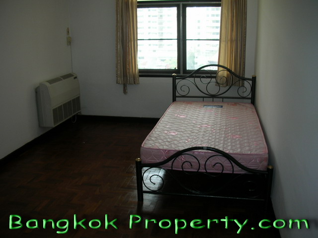 Sukhumvit.  3 Bedrooms Condo / Apartment For Rent. 210sqm (id:799)