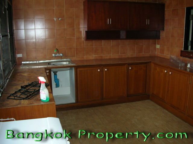Sukhumvit.  3 Bedrooms Condo / Apartment For Rent. 210sqm (id:799)