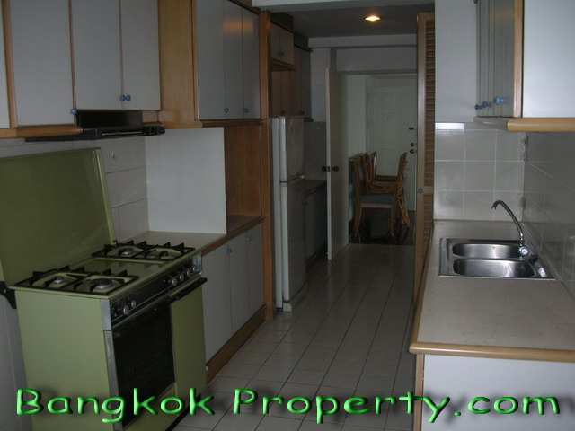 Sukhumvit.  3 Bedrooms Condo / Apartment For Rent. 175sqm (id:804)