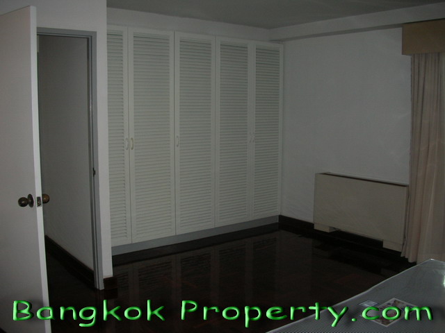 Sukhumvit.  3 Bedrooms Condo / Apartment For Rent. 175sqm (id:804)