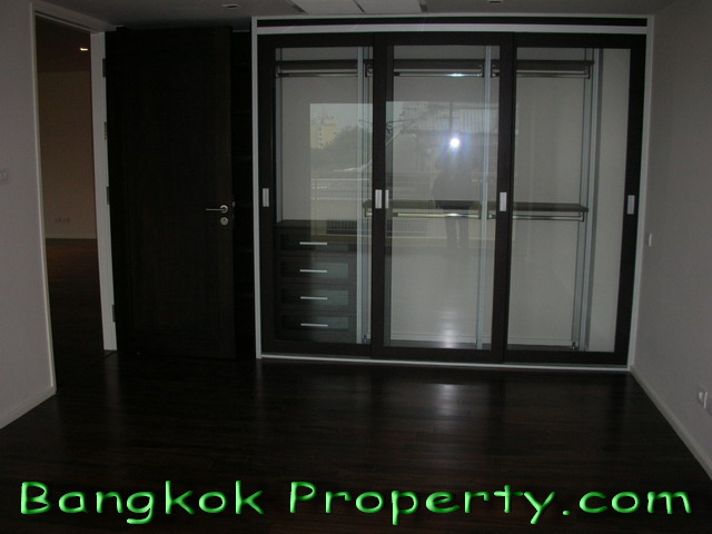 Sukhumvit.  3 Bedrooms Condo / Apartment To Buy. 196sqm (id:595)