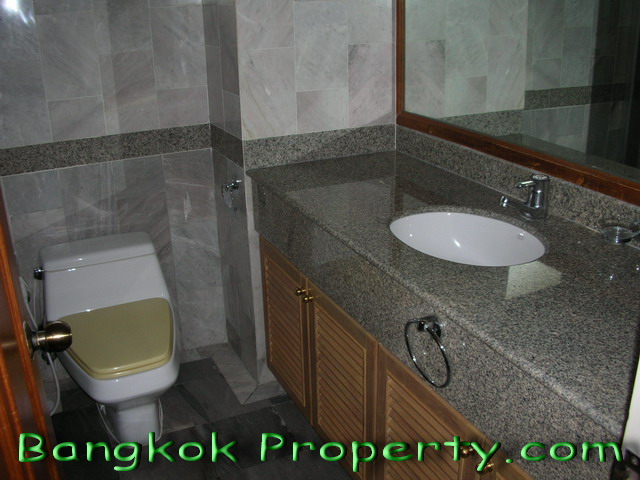 Sukhumvit.  2 Bedrooms Condo / Apartment For Rent. 190sqm (id:736)