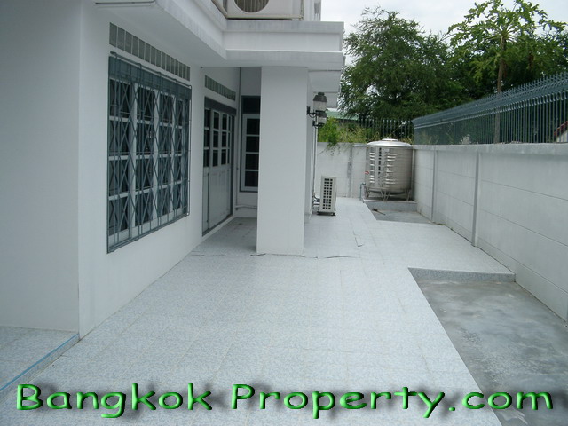 Pattanakarn.  5 Bedrooms House To Buy. 386sqm (id:818)