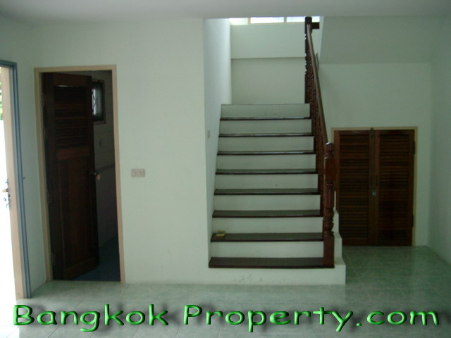 Pattanakarn.  5 Bedrooms House To Buy. 386sqm (id:818)
