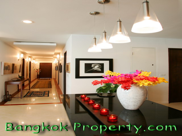 Sukhumvit.  4 Bedrooms Condo / Apartment For Rent. 650sqm (id:819)