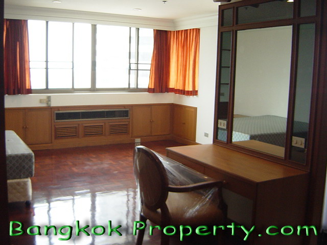 Sukhumvit.  3 Bedrooms Condo / Apartment For Rent. 320sqm (id:630)