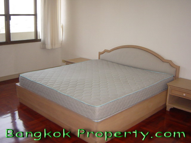 Sukhumvit.  3 Bedrooms Condo / Apartment To Buy. 305sqm (id:841)