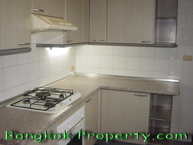 Sukhumvit.  3 Bedrooms Condo / Apartment For Rent. 305sqm (id:859)