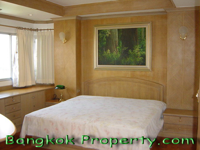 Sukhuvit.  2 Bedrooms Condo / Apartment For Rent. 120sqm (id:876)