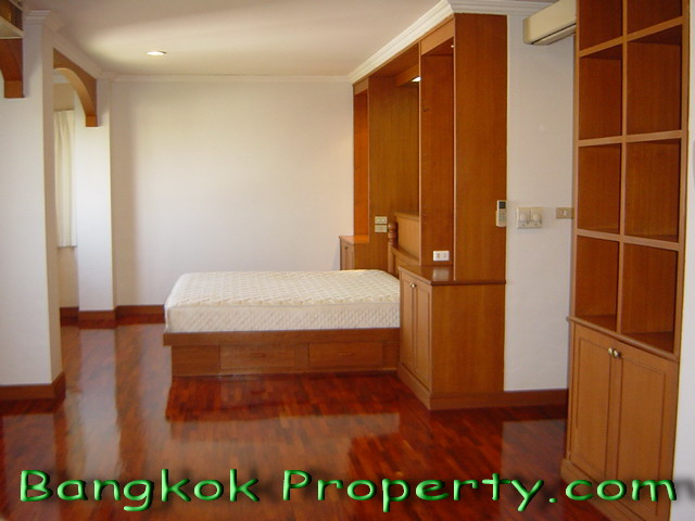 Sukhuvit.  3 Bedrooms Condo / Apartment For Rent. 300sqm (id:877)