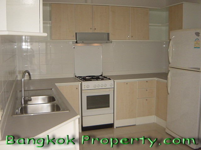 Sukhumvit.  4 Bedrooms Condo / Apartment For Rent. 330sqm (id:879)