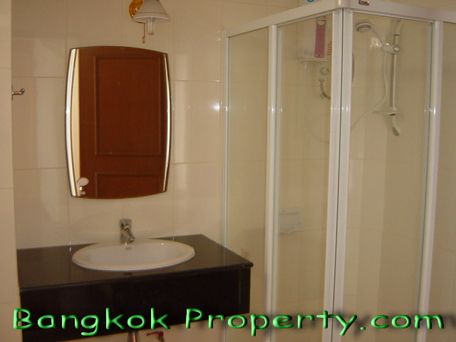 Sukhumvit.  4 Bedrooms Condo / Apartment For Rent. 330sqm (id:879)