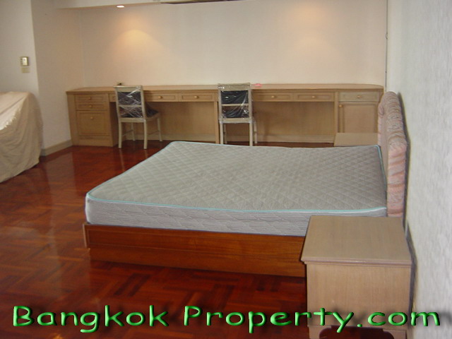 Sukhumvit.  3 Bedrooms Condo / Apartment To Buy. 305sqm (id:887)