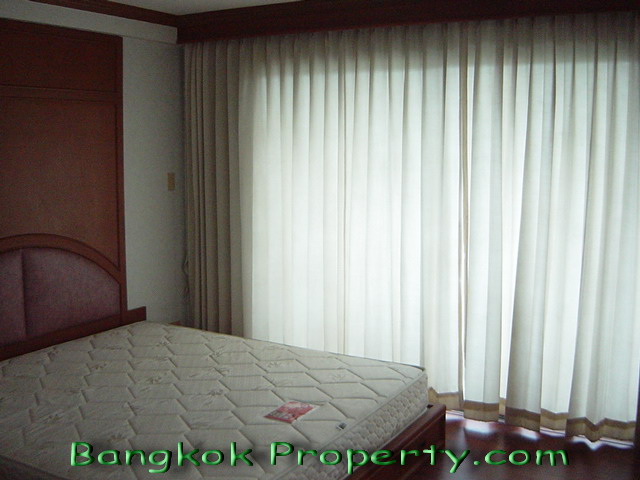 Srinakarin.  1 Bedroom Condo / Apartment To Buy. 64sqm (id:891)